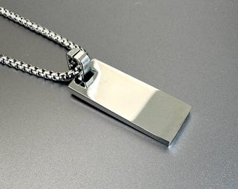 Collar con colgante de barra de plata grabada: Joyería personalizada