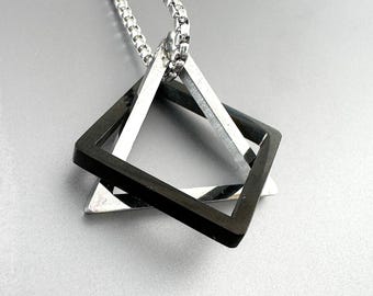 Collar con colgante geométrico de triángulos entrelazados y cuadrados para hombre