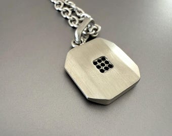 Collar con colgante cuadrado y diamantes de imitación negros - Acabado en acero inoxidable cepillado