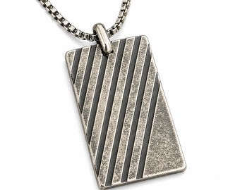 Collar con colgante rectangular de acero inoxidable texturizado – Cadena moderna a rayas