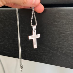 Collar con cruz de acero inoxidable y cadena con colgante de fe en plata cepillada