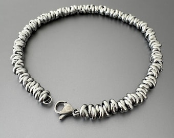 Bracciale da uomo in acciaio inossidabile color argento con maglie a catena.