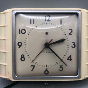 vintage Seth Thomas wall clock. Model E854-003.