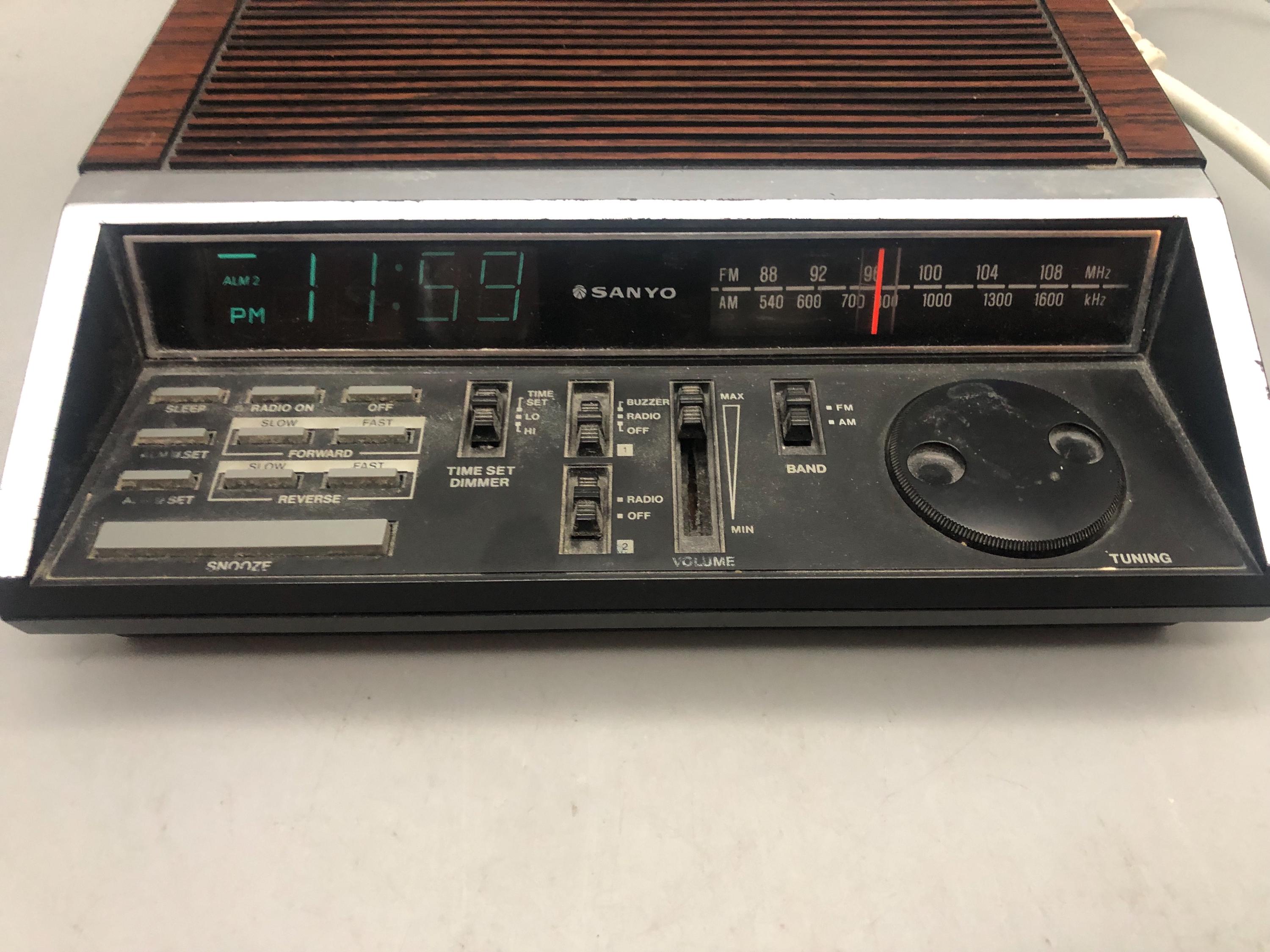 Vintage Sanyo Alarm Clock Radio. - Etsy