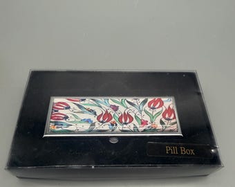 Turkish İznik Tulip Style Hardshell Pill Organizer Box with Built-In Interior Mirror