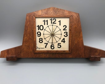 Vintage Ingraham wood mantle or shelf clock.