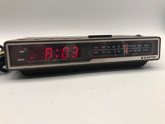 Radio-réveil numérique vintage Sanyo. - Etsy France - ラジオ