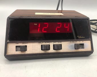 SANYODIGITAL　CLOCK　RADIO　新品未使用品　Vintage Vintage Sanyo 1984 Digital Alarm Clock Radio AM-FM Tuner Red