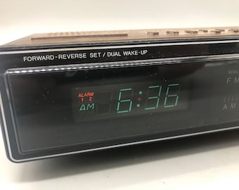 SANYODIGITAL　CLOCK　RADIO　新品未使用品　Vintage Vintage Sanyo 1984 Digital Alarm Clock Radio AM-FM Tuner Red