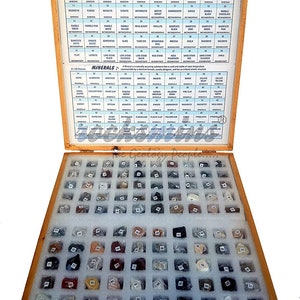 Puede incluir: Una caja de madera que contiene una colección de 100 rocas y minerales. La caja está abierta y las rocas son visibles en compartimentos individuales. La caja tiene una etiqueta que dice "rocksmins COLLECTION OF 100 ROCKS & MINERALS".