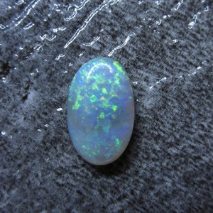 Könnte beinhalten: Ein Set aus drei Keramikvasen in verschiedenen Höhen und Formen. Die Vasen sind mit einer matten, weißen Oberfläche glasiert und bieten eine minimalistische Ästhetik. Die höchste Vase ist etwa 25 cm hoch.