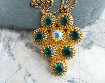 Collar vintage dorado con diamantes de imitación y esmeralda: colgante de uva de los años 60
