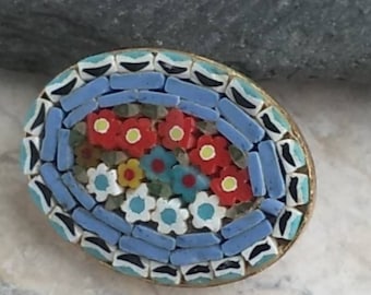 Broche vintage de micromosaico floral: alfiler artesanal de los años 50