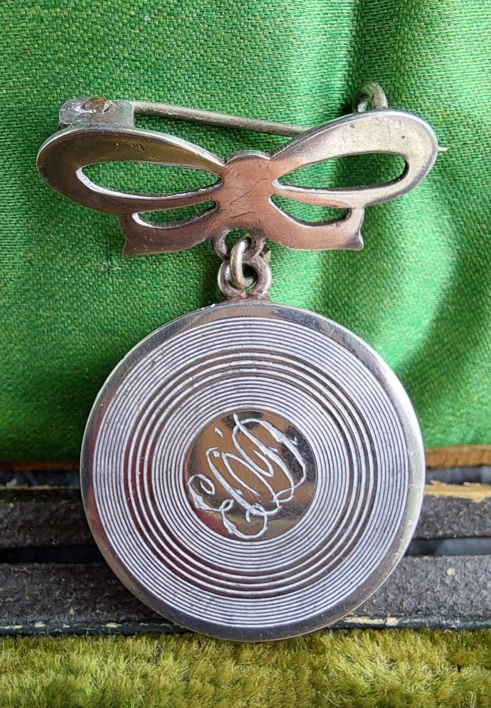 Broche Ancienne En Argent Massif - Motif Menton Avec Cloche - Début 1900 - Rare