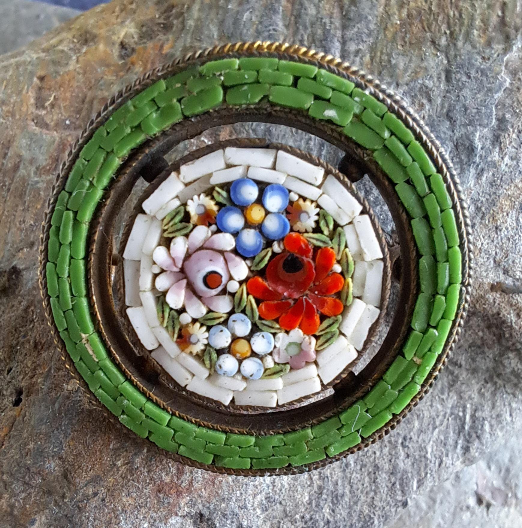 アンティークマイクロモザイク花柄ブローチ：イタリア製真鍮ジュエリー