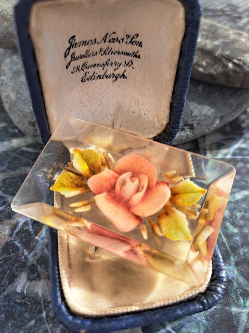 Broche Ancienne Vintage En Lucite - Nénuphars Fleur Intaille Peinte - Doré - Occasion