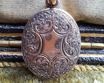 Wisiorek-medyk z grawerowanym medalionem w stylu wiktoriańskim, pozłacany, zdjęcie z lat 1900.