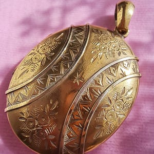 1900,Antique Gold Plated Locket,Antique Gold Engraved locket,Gold Locket,Victorian Gold Locket,Gift for her,Gift for Mom,Vintage Gold Locket