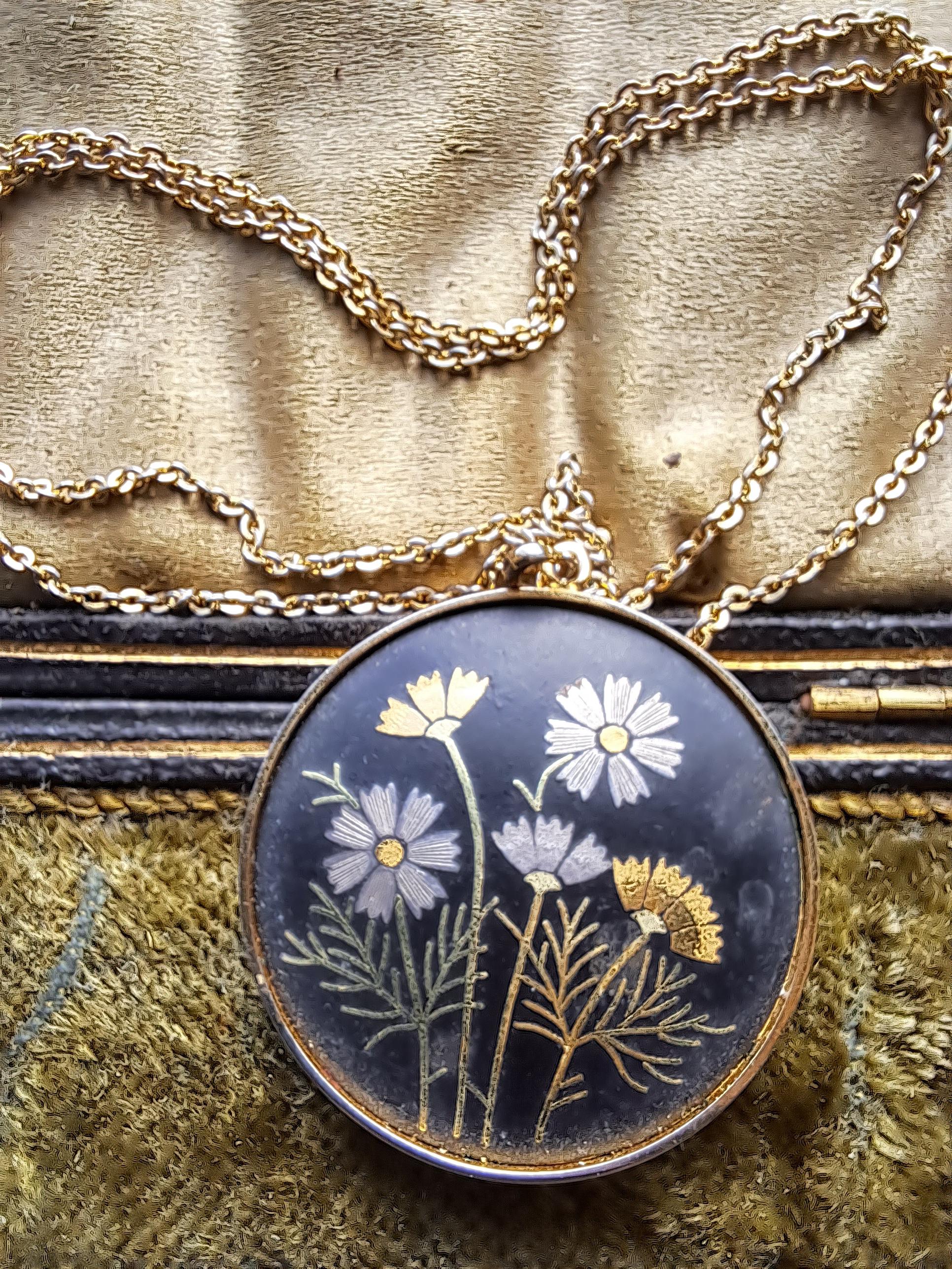 【未使用】DESIGN HOUSE Form Pendant 1952-0100 1950s Japanese Floral Pendant: Hand-painted Enamel Gold Tone