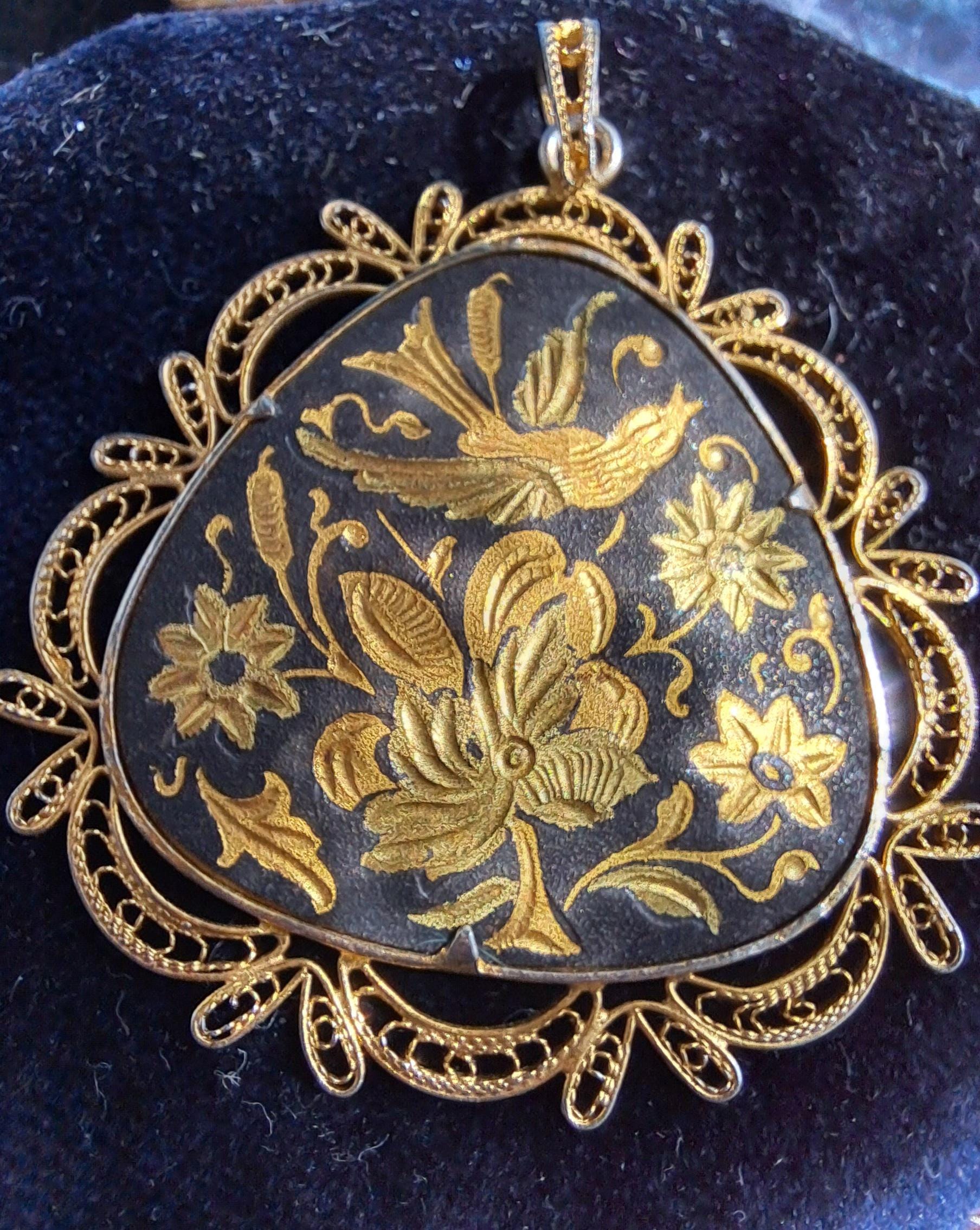 Pendentif Vintage Oiseau Plongeant De Tolède - Monture Dorée, Revers Texturé, Fabrication France