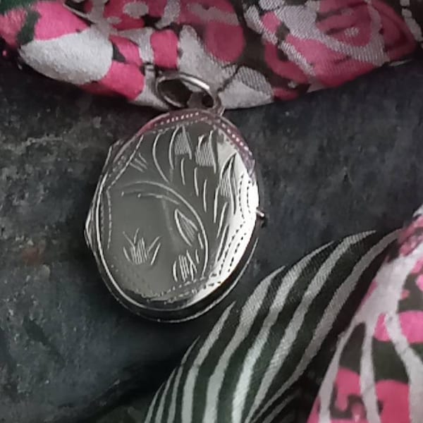 Vintage Sterling Silver Locket,Vintage Silver Locket,Gift for her,Vintage Locket pendant,Gift for Girlfriend, Vintage Floral Locket ,Locket