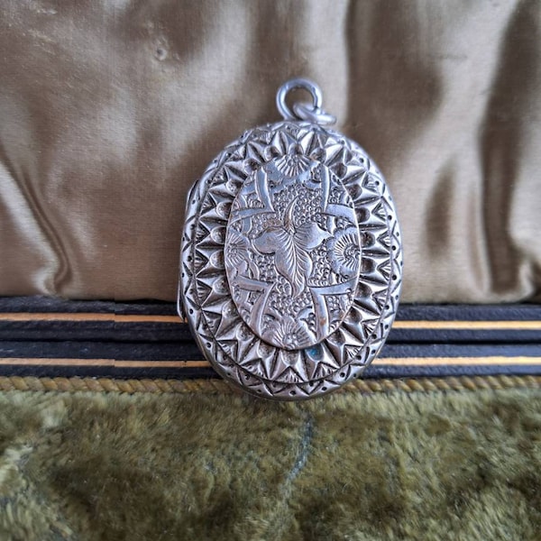 Victorian Silver Locket,Antique Silver Locket,Antique Locket,Gift for her,Antique Gold Locket,Gift for Mom, Silver Locket,Victorian Locket
