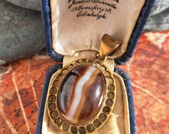 Colgante victoriano de ágata escocesa: joyería celta antigua bañada en oro