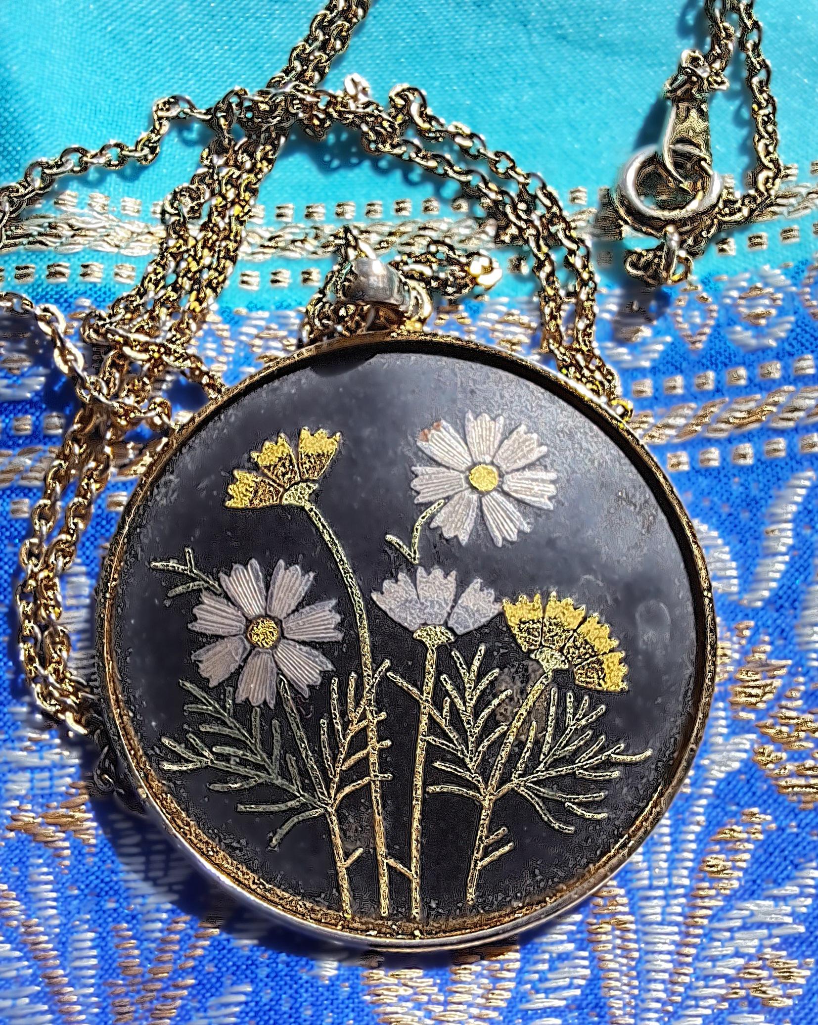 【未使用】DESIGN HOUSE Form Pendant 1952-0100 1950s Japanese Floral Pendant: Hand-painted Enamel Gold Tone