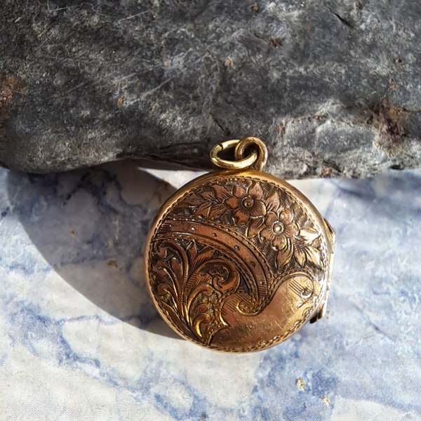 Antique Gold Plated Locket, Antique Gold Locket,Gift for her,Photo Locket Necklace,Victorian Gold Locket,Gift for Mom, Gold locket,