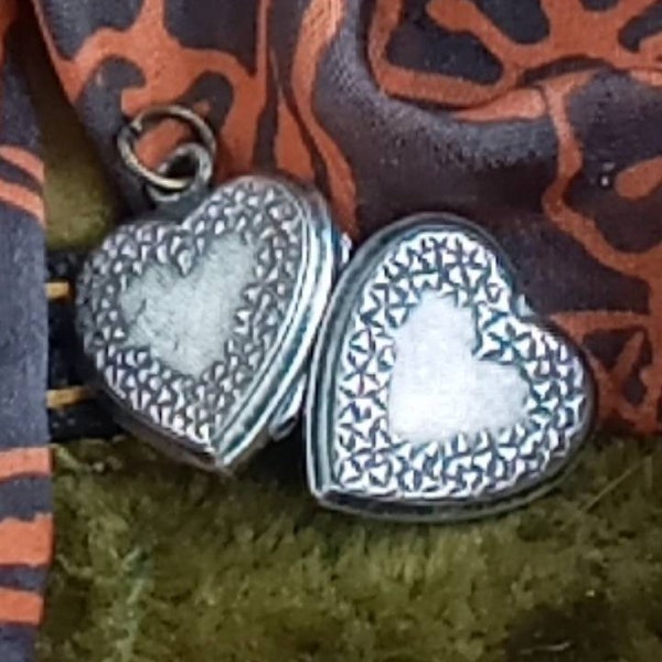 Vintage Heart Sterling Silver Locket,Vintage Heart Locket,,Gift for her,Vintage Locket pendant,Gift for Girlfriend,Locket,Valentines Day