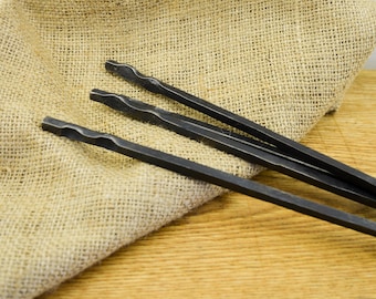 鍛造鋼の串4本セット。先端にディンプル加工が施され、質感とグリップ感を高めています。素朴なアウトドアクッキングに最適です。