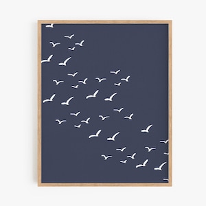 Stampa di gabbiano - Poster di stormi di uccelli nel cielo, Arte con motivo di uccelli marini, Arte murale blu navy, Decorazione costiera, Decorazione per casa sulla spiaggia, DOWNLOAD DIGITALE
