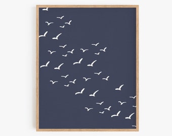 Impression mouette - troupeau d'oiseaux dans le ciel, art motif oiseaux de mer, art mural bleu marine, décoration côtière, décoration de maison de plage, impression postale