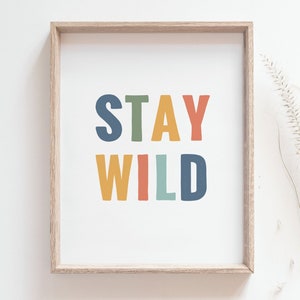 Stay wild print, pôster de berçário com carimbo de borracha colorido, arte de parede brilhante ao ar livre, decoração de quarto infantil brincalhão, decoração de arte de parede, DOWNLOAD DIGITAL