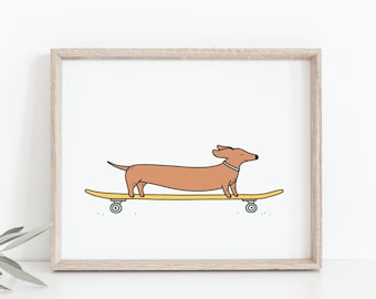 Può includere: Una stampa incorniciata con un bassotto dei cartoni animati su uno skateboard giallo. Il cane è marrone con un collare bianco. Lo skateboard ha ruote nere con dettagli verdi. L'opera d'arte è su sfondo bianco.