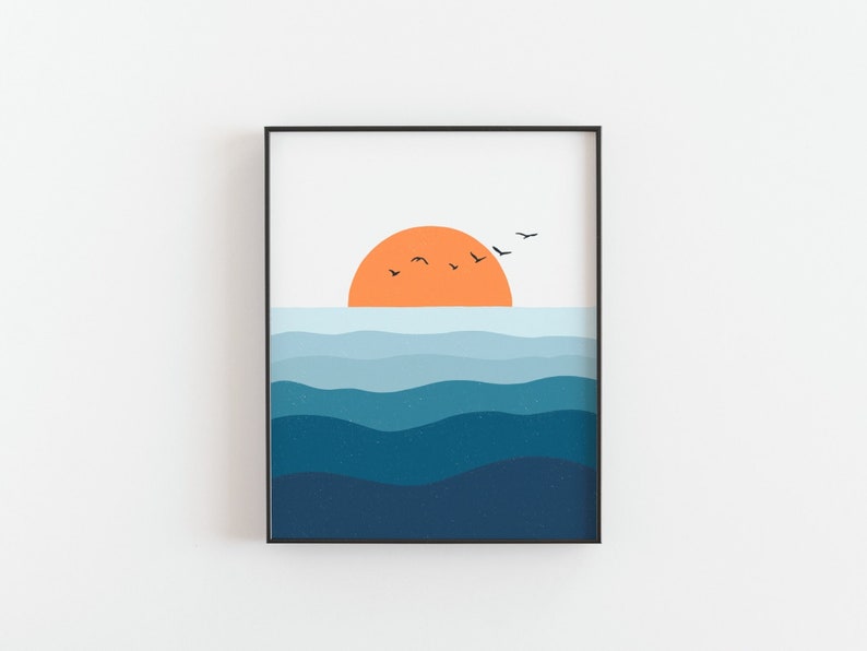 Op de afbeelding: Een digitale kunstprint van een zonsondergang boven de oceaan met een feloranje zon en een zwerm vogels die erboven vliegen. De oceaan is afgebeeld in tinten blauw en turquoise.