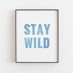 Restez sauvage imprimé Affiche de lettres de timbre bleu aquarelle, pépinière côtière, décor de maison de plage, art de surf drôle, citations à la maison, TÉLÉCHARGEMENT NUMÉRIQUE image 2