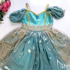 gold or silver with teal dress Bridesmaids in Knee Length Teal Dresses and Gold Shoes