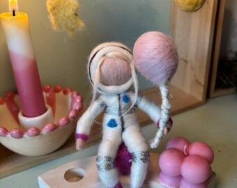 Felt astronaut figure with balloon, perfect for a birthday or first day of school, for a birthday ring, needle felted