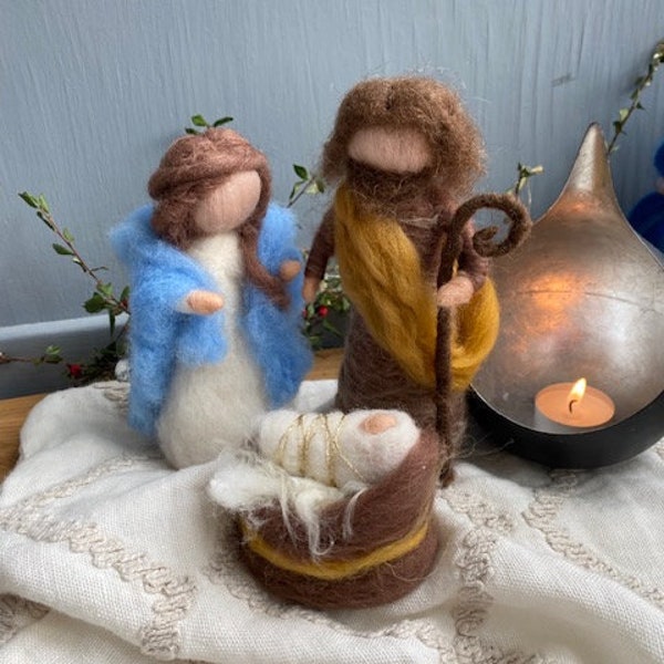 Nadelfilz Weihnachtskrippe, Filzfiguren aus Schafwolle, Krippenset Maria und Josepeh mit Jesuskind, Waldorf heilige Familie