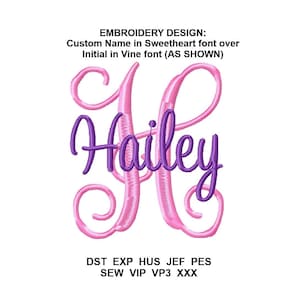 Può includere: Design di ricamo con il nome Hailey in un font viola sopra una iniziale H rosa in un font corsivo. Il testo "EMBROIDERY DESIGN: Custom Name in Sweetheart font over Initial in Vine font (AS SHOWN)" è sopra il design. Il testo "DST EXP HUS JEF PES SEW VIP VP3 XXX" è sotto il design.