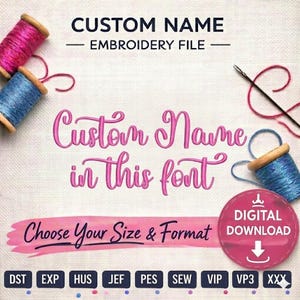 Puede incluir: Un archivo de bordado digital con el texto "CUSTOM NAME EMBROIDERY FILE" en negro. El texto "Custom Name in this font" está en rosa. Incluye un icono de descarga digital y opciones de formato de archivo.
