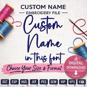 Könnte beinhalten: Werbebild für eine benutzerdefinierte Stickdatei. Der Text lautet "CUSTOM NAME EMBROIDERY FILE" mit "Custom Name in this font" in blauer Schrift. Rosa und blaue Garnrollen und eine Nadel sind ebenfalls sichtbar. Das Bild enthält ein "DIGITAL DOWNLOAD"-Abzeichen.
