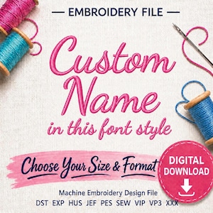 Może przedstawiać: Cyfrowy plik do haftu z tekstem Custom Name in this font style oraz Choose Your Size & Format. Obraz zawiera różowe i niebieskie szpulki nici, igłę oraz różową okrągłą odznakę z napisem DIGITAL DOWNLOAD.