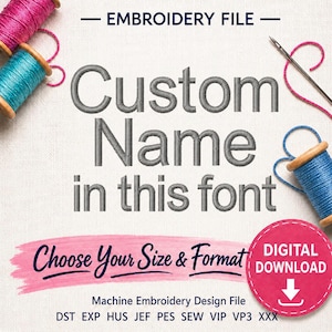 Pode incluir: Arquivo de design de bordado digital com o texto "Custom Name in this font". O design inclui o texto "Choose Your Size & Format" e "Digital Download". A imagem também mostra carretéis de linha e uma agulha.