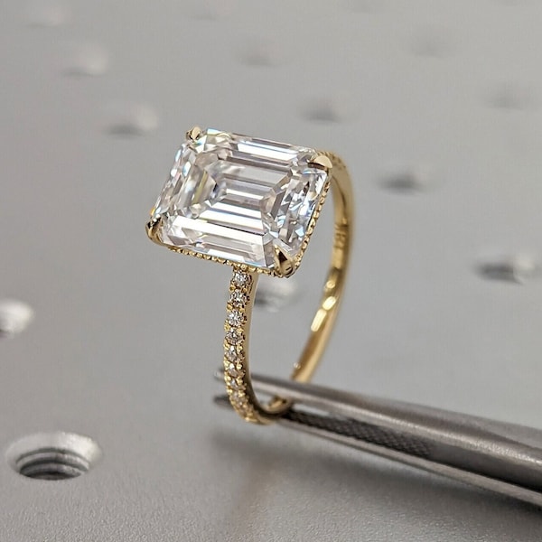 Anillo de compromiso de moissanita talla esmeralda de 2,5 quilates, anillo de aniversario de oro amarillo de 14 quilates, anillo de boda con halo oculto, regalo para mujer, anillo de promesa para ella.