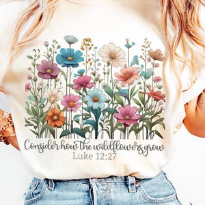 Verset de la Bible de fleurs sauvages PNG, considérez comment les fleurs sauvages poussent Png, Luc 12:27-28, conception de chemise religieuse Png, écriture florale Png, Boho Png