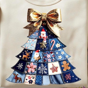 Może przedstawiać: Kremowa bluza z nadrukiem choinki wykonanej z niebieskich dżinsowych łatek, ozdobiona świątecznymi ozdobami i złotą brokatową kokardą. Na dole widnieje napis "ONLY PNG 300 DPI".