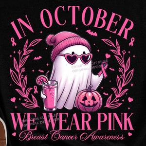 Im Oktober tragen wir Pink Png, Geist Png Brustkrebs-Bewusstsein Png, Retro Brustkrebs-Shirt Png, Halloween-Geist Png, Geist mit Mütze Png