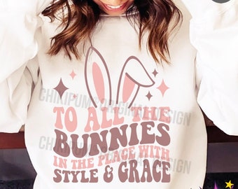 Könnte beinhalten: Ein weißer Pullover mit einem rosa Hasenohren-Design und dem Text "To All The Bunnies In The Place With Style & Grace".